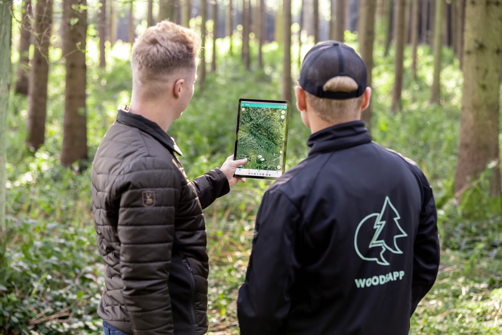 Anton und Valentin Streif mit WoodsApp im Wald